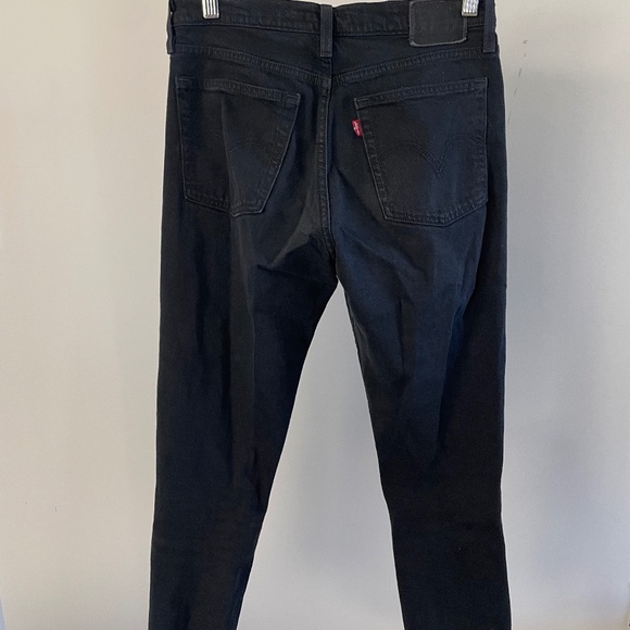Levi's Wedgie Black Jeans with Ripped Knee - Picture 2 of 4